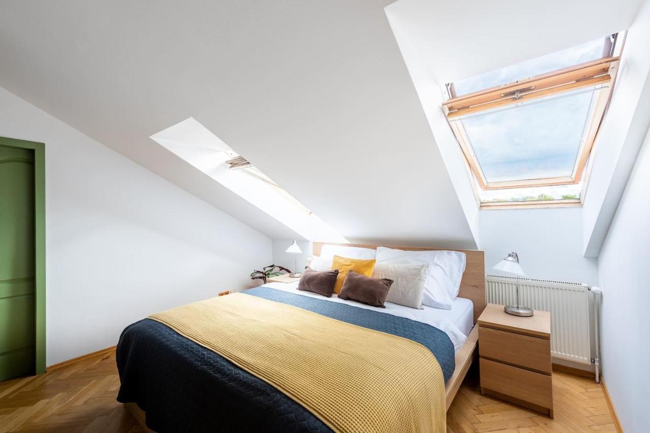 Huge 5 Bedrooms Near Castle Apartmán Praha