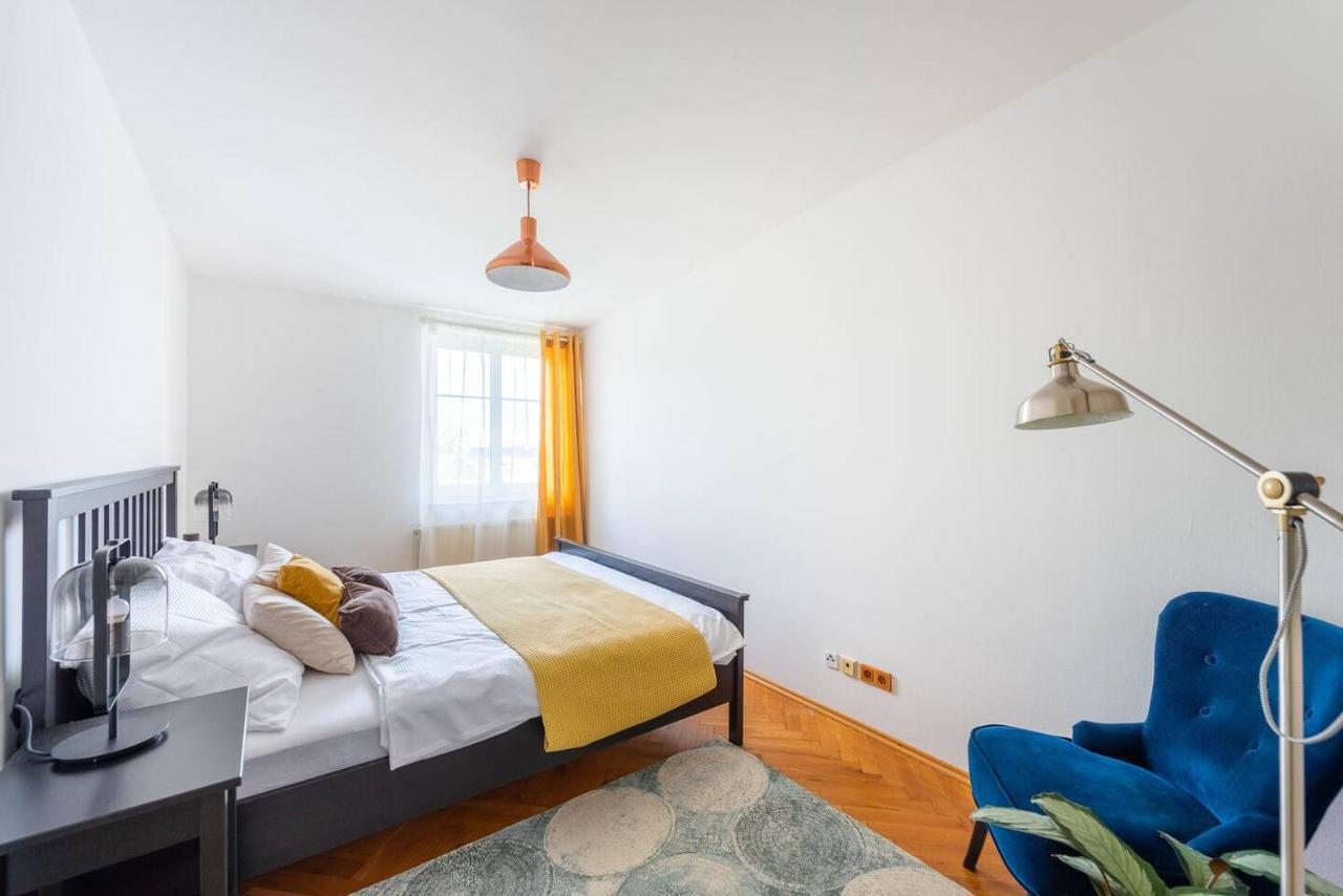 Huge 5 Bedrooms Near Castle Apartmán Praha
